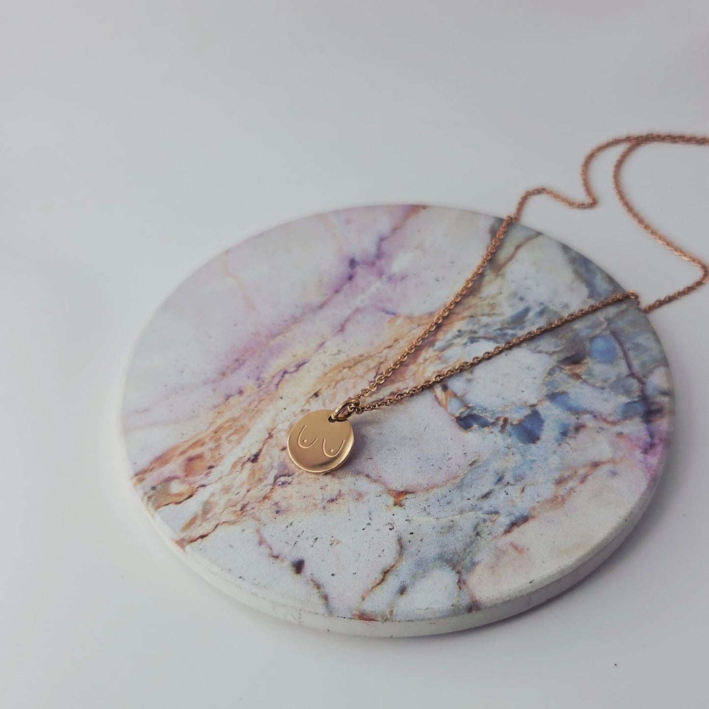 Halskette mit graviertem Brustmotiv - KIKU