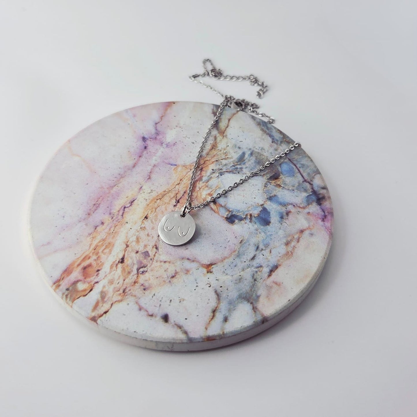 Halskette mit graviertem Brustmotiv - KIKU