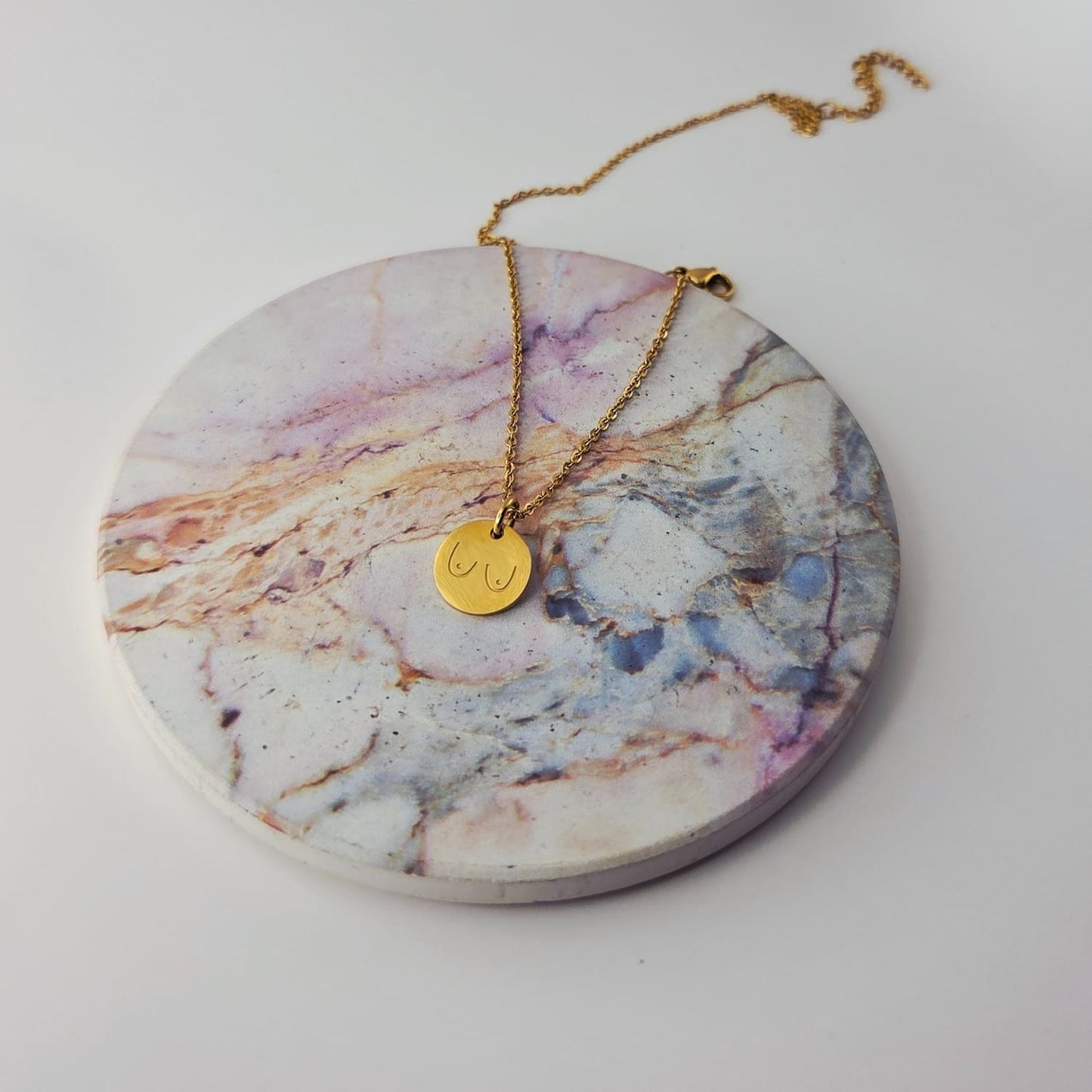 Halskette mit graviertem Brustmotiv - KIKU