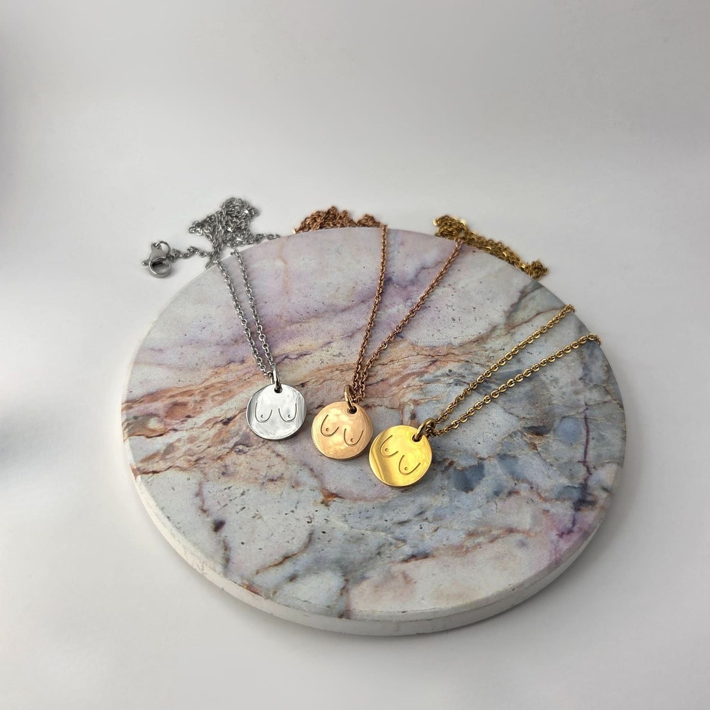 Halskette mit graviertem Brustmotiv - KIKU