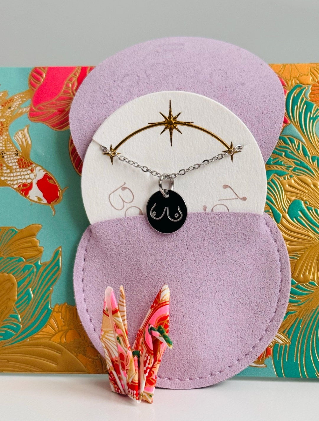 Halskette mit graviertem Brustmotiv - KIKU